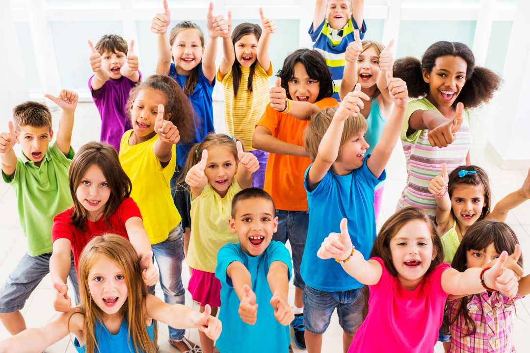 des enfants heureux après un spectacle