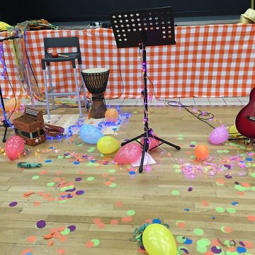 la scène après le spectacle confettis