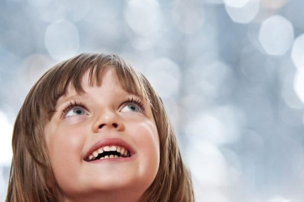 Une fillette avec les yeux émerveillés