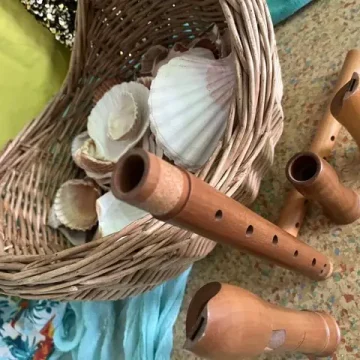 des flûtes et des coquillages