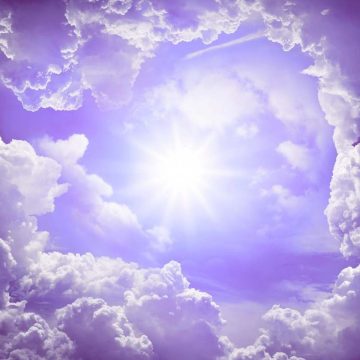 nuages dans le ciel violet avec le soleil au milieu